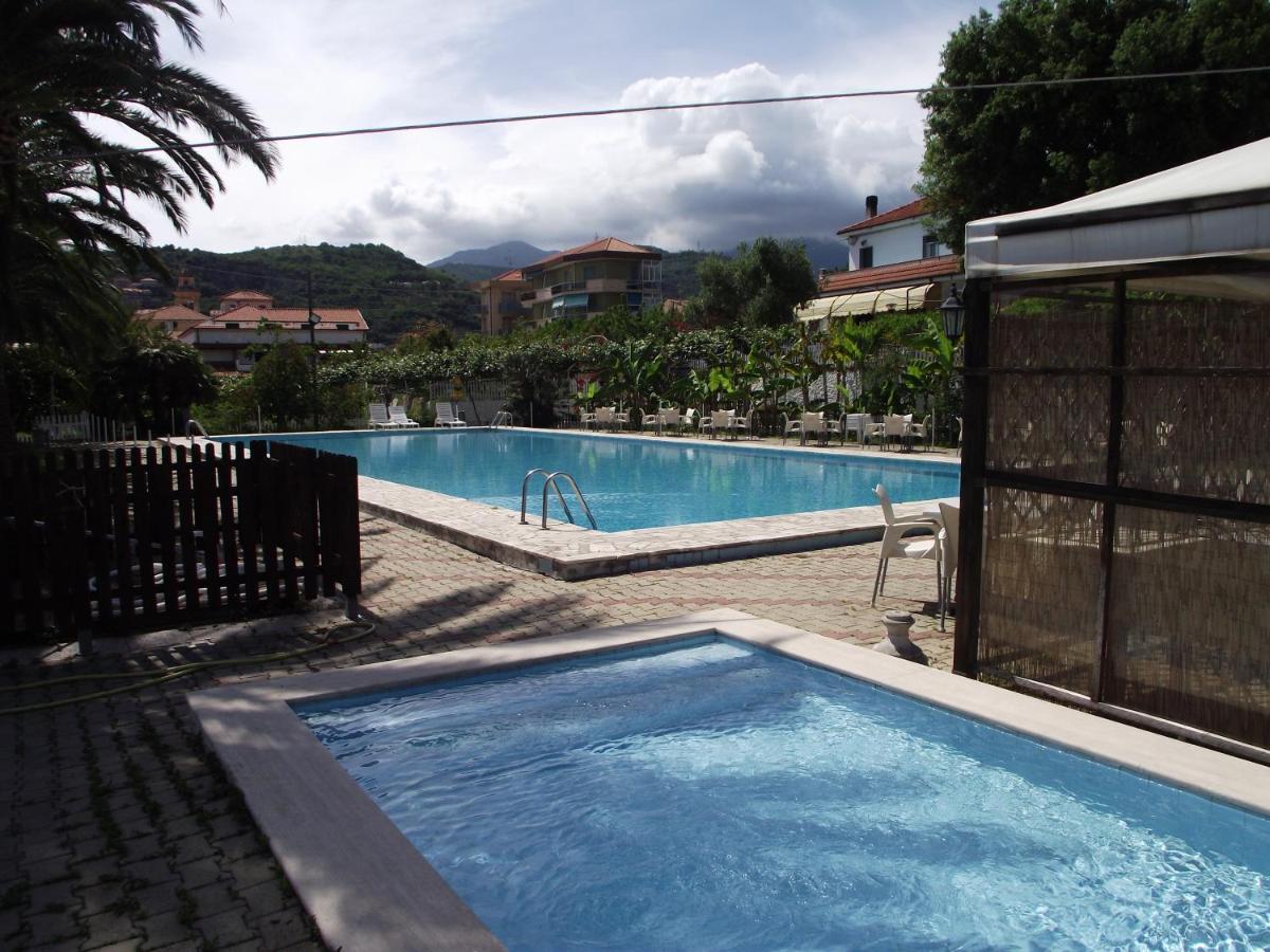 Bike And Breakfast Apartments Pietra Ligure Exterior photo